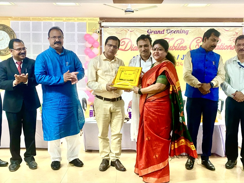 CBSE RO Patna presenting Top 10 school award for PPC 2023 to the principal